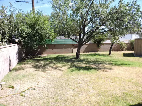 531 Nugent St E, Lancaster, CA 93535 photo 2