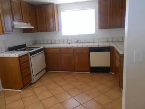 4911 Halen St, Palmdale, CA 93552 photo 2