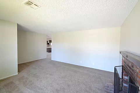1025 Herzel Ave, Lancaster, CA 93535 photo 2