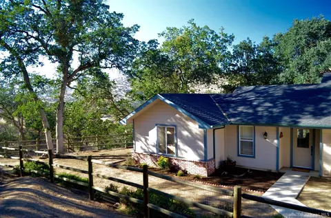 30401 Drake Ct, Tehachapi, CA 93561 photo 2