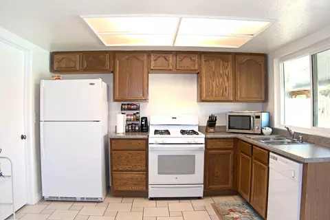 37310 Halfmoon Dr, Palmdale, CA 93550 photo 9