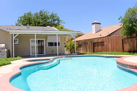 37310 Halfmoon Dr, Palmdale, CA 93550 photo 2