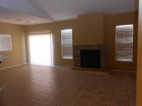 38204 Evette Ct, Palmdale, CA 93550 photo 2