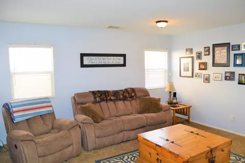 534 Koufax Dr, Lancaster, CA 93535 photo 2