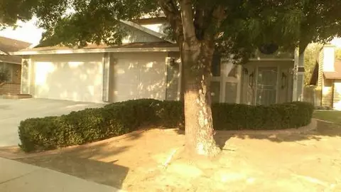 45866 Suffolk Dr, Lancaster, CA 93534 photo 2