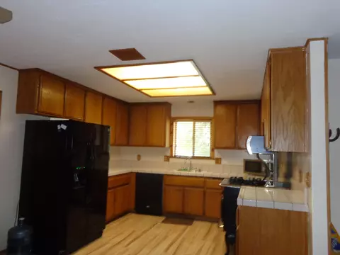 22110 Buena Vista St, Tehachapi, CA 93561 photo 3