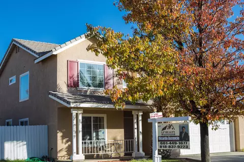 36718 Caldron St, Palmdale, CA 93552 photo 2