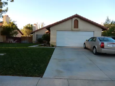 2811 Lavida Dr, Lancaster, CA 93535 photo 2