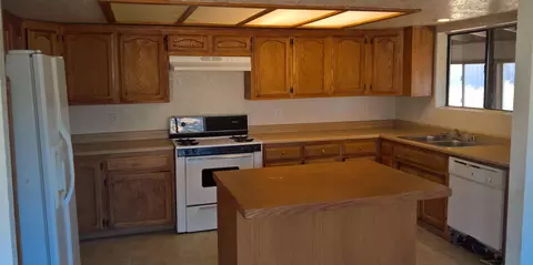 23641 Dart Dr, Tehachapi, CA 93561 photo 2