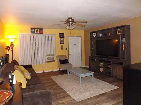 44358 Fenhold St, Lancaster, CA 93535 photo 2
