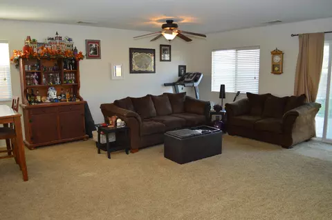 3033 Newgrove St E, Lancaster, CA 93535 photo 3