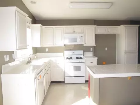 10517 Florence Ct, Adelanto, CA 92301 photo 13