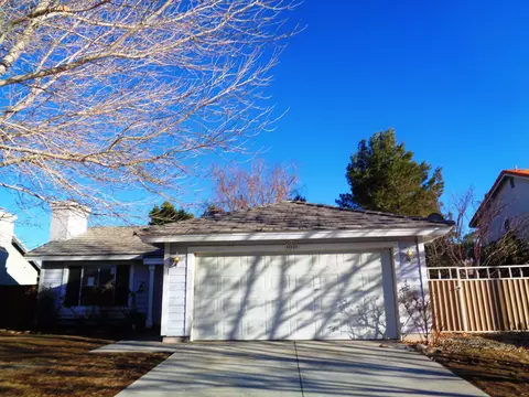 44640 Shadowcrest Dr, Lancaster, CA 93536 photo 2