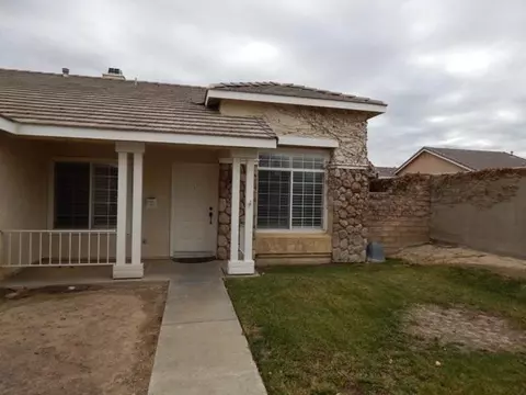 6244 Treehaven Ct, Lancaster, CA 93536 photo 2