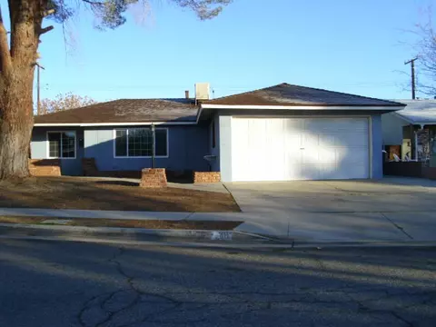 611 Oldfield St E, Lancaster, CA 93535 photo 1