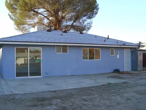 611 Oldfield St E, Lancaster, CA 93535 photo 2