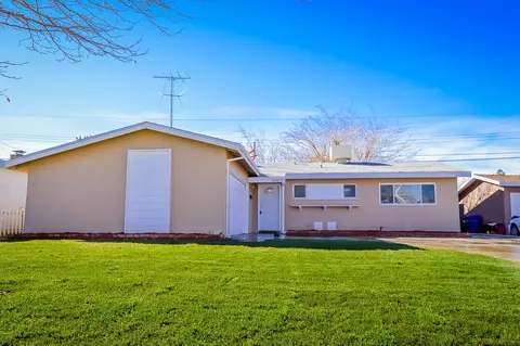 44721 2nd St E, Lancaster, CA 93535 photo 2