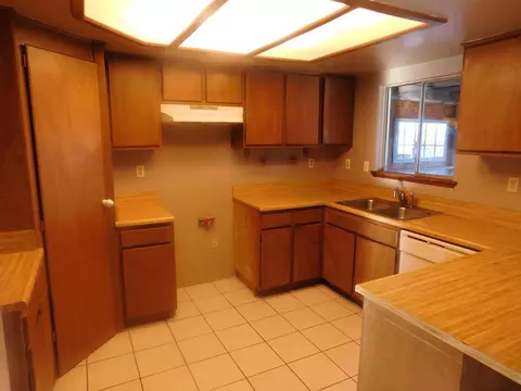 40748 154th St E, Lake Los Angeles, CA 93535 photo 7