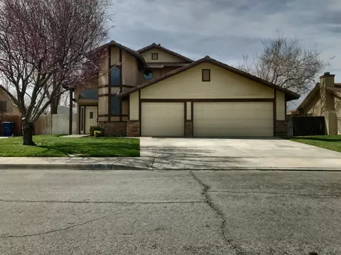 45841 Picadilly St, Lancaster, CA 93534 photo 2