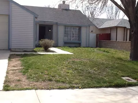 744 Trixis Ave, Lancaster, CA 93534 photo 3