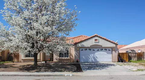 3237 Mesa Ct, Rosamond, CA 93560 photo 2