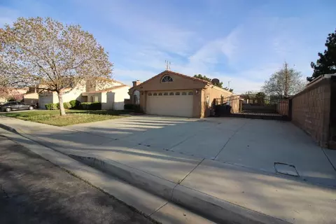 1304 Lightcap St, Lancaster, CA 93535 photo 2