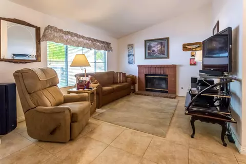 44705 Shadowcrest Dr, Lancaster, CA 93536 photo 2
