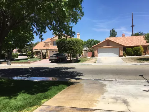 2560 Macfarlane Dr, Lancaster, CA 93536 photo 3