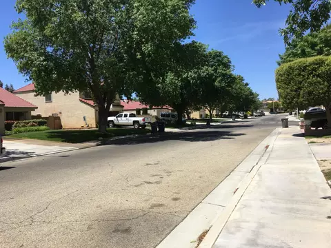 2560 Macfarlane Dr, Lancaster, CA 93536 photo 2