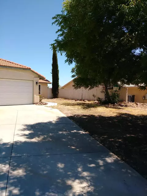 3740 Lyons Dr, Rosamond, CA 93560 photo 3