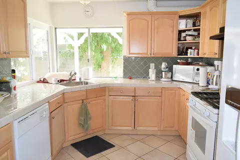 44550 Fenhold St, Lancaster, CA 93535 photo 2