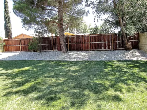2738 Lingard St E, Lancaster, CA 93535 photo 2
