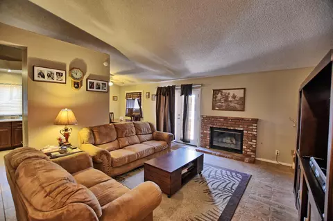 1329 Weber Way, Lancaster, CA 93535 photo 6