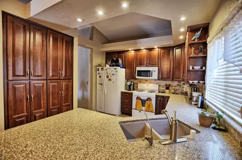 1329 Weber Way, Lancaster, CA 93535 photo 7