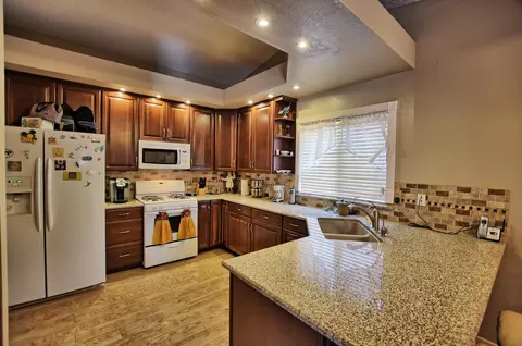 1329 Weber Way, Lancaster, CA 93535 photo 9