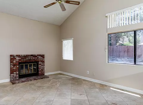 542 Jackman St E, Lancaster, CA 93535 photo 4