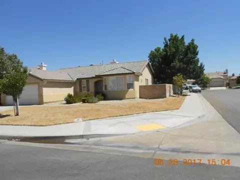 1554 Sutherland St, Lancaster, CA 93534 photo 2