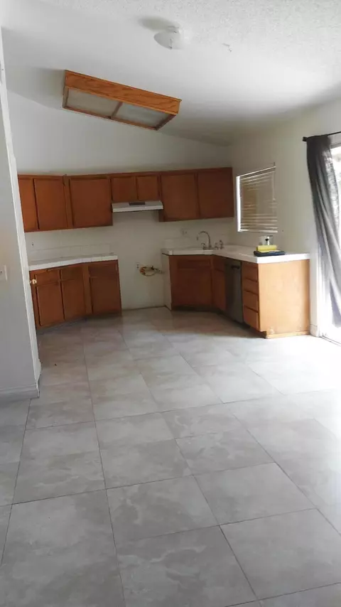 700 Whitlatch Dr E, Lancaster, CA 93535 photo 6