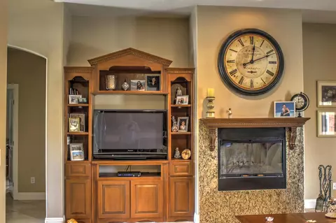 27641 Hialeah Dr, Tehachapi, CA 93561 photo 2