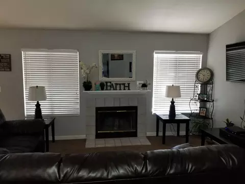 44329 Hazel Ct, Lancaster, CA 93536 photo 2