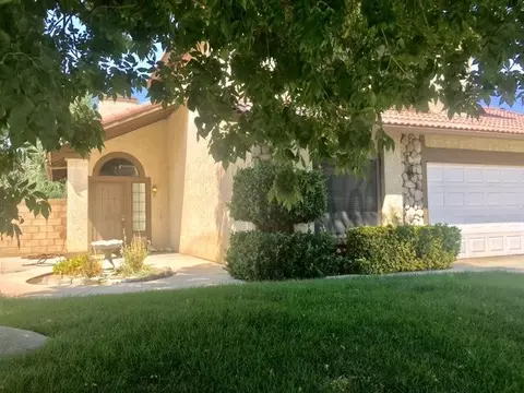 44815 Caboose Dr, Lancaster, CA 93535 photo 2