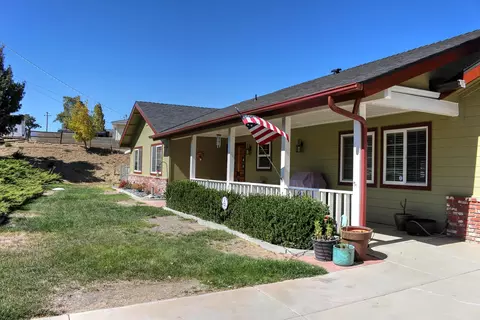 19513 Moon Dr, Tehachapi, CA 93561 photo 2