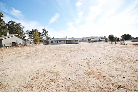 15805 Valeport Ave, Lancaster, CA 93535 photo 22