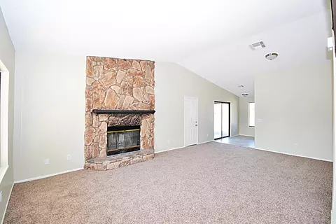 15805 Valeport Ave, Lancaster, CA 93535 photo 2