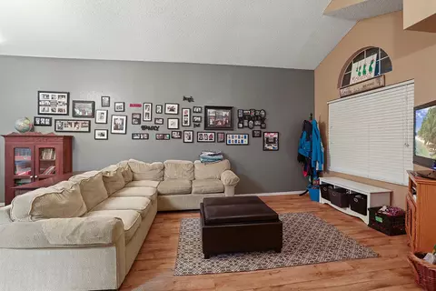 1043 E Kildare St, Lancaster, CA 93535 photo 2