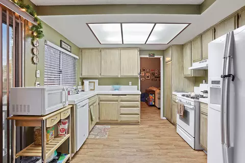 1043 E Kildare St, Lancaster, CA 93535 photo 4