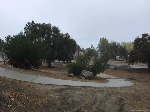 28105 Bear Valley Rd, Tehachapi, CA 93561 photo 2