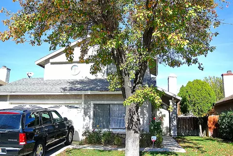 645 E Kettering St, Lancaster, CA 93535 photo 2