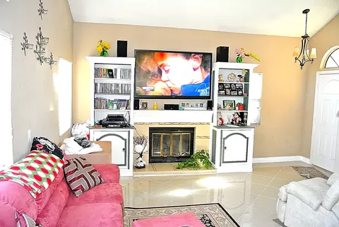 645 E Kettering St, Lancaster, CA 93535 photo 3