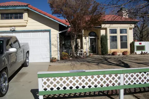 1035 E Justin Ct, Lancaster, CA 93535 photo 2